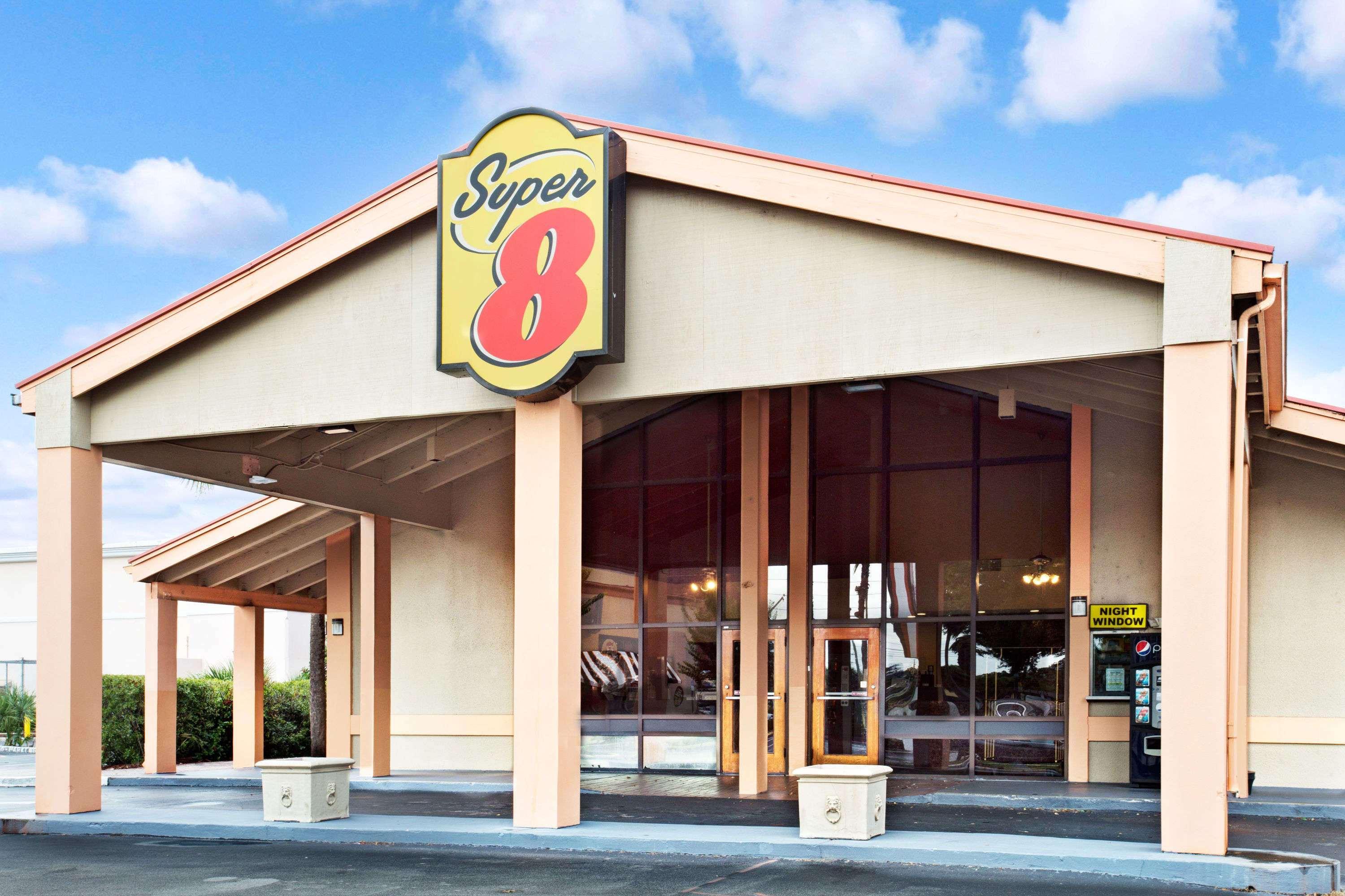 Super 8 By Wyndham Kissimmee/Maingate/Orlando Area Hotel Селабрейшън Екстериор снимка