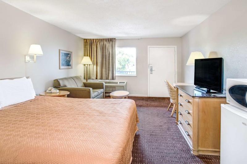 Super 8 By Wyndham Kissimmee/Maingate/Orlando Area Hotel Селабрейшън Екстериор снимка