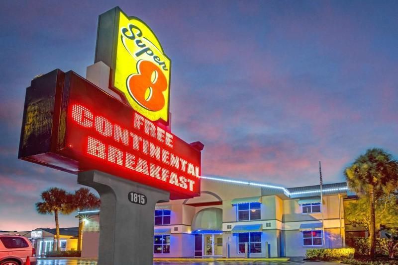 Super 8 By Wyndham Kissimmee/Maingate/Orlando Area Hotel Селабрейшън Екстериор снимка