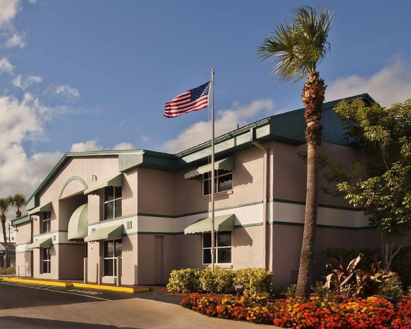 Super 8 By Wyndham Kissimmee/Maingate/Orlando Area Hotel Селабрейшън Екстериор снимка