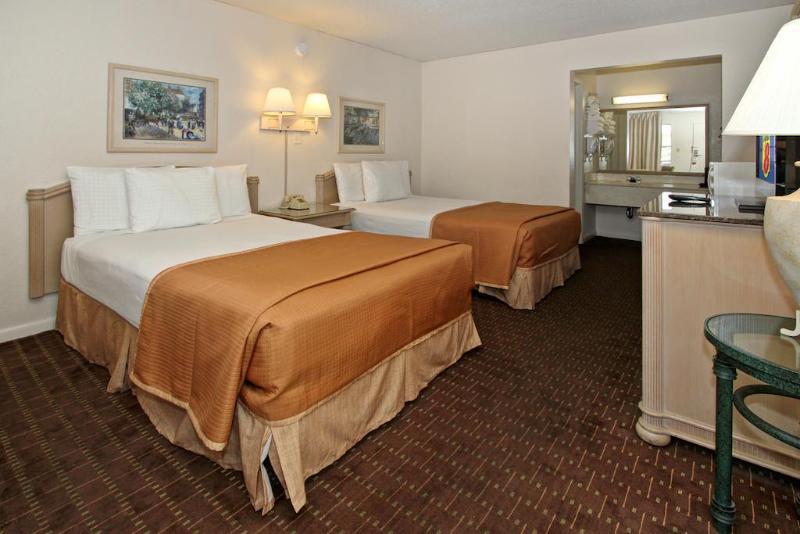 Super 8 By Wyndham Kissimmee/Maingate/Orlando Area Hotel Селабрейшън Екстериор снимка