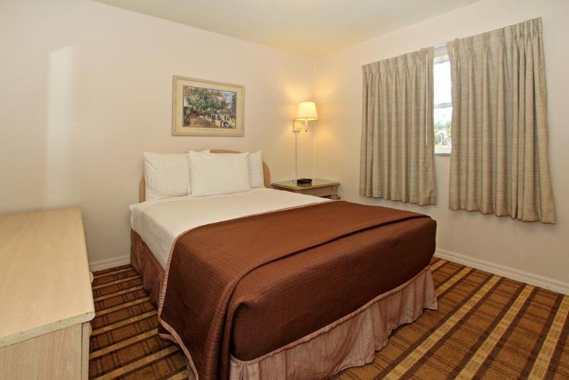 Super 8 By Wyndham Kissimmee/Maingate/Orlando Area Hotel Селабрейшън Екстериор снимка