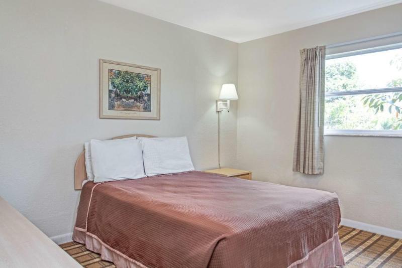 Super 8 By Wyndham Kissimmee/Maingate/Orlando Area Hotel Селабрейшън Екстериор снимка