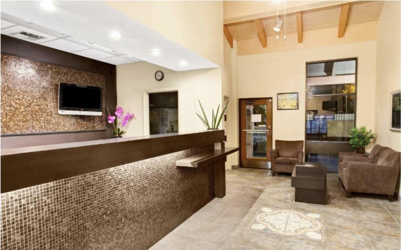 Super 8 By Wyndham Kissimmee/Maingate/Orlando Area Hotel Селабрейшън Екстериор снимка
