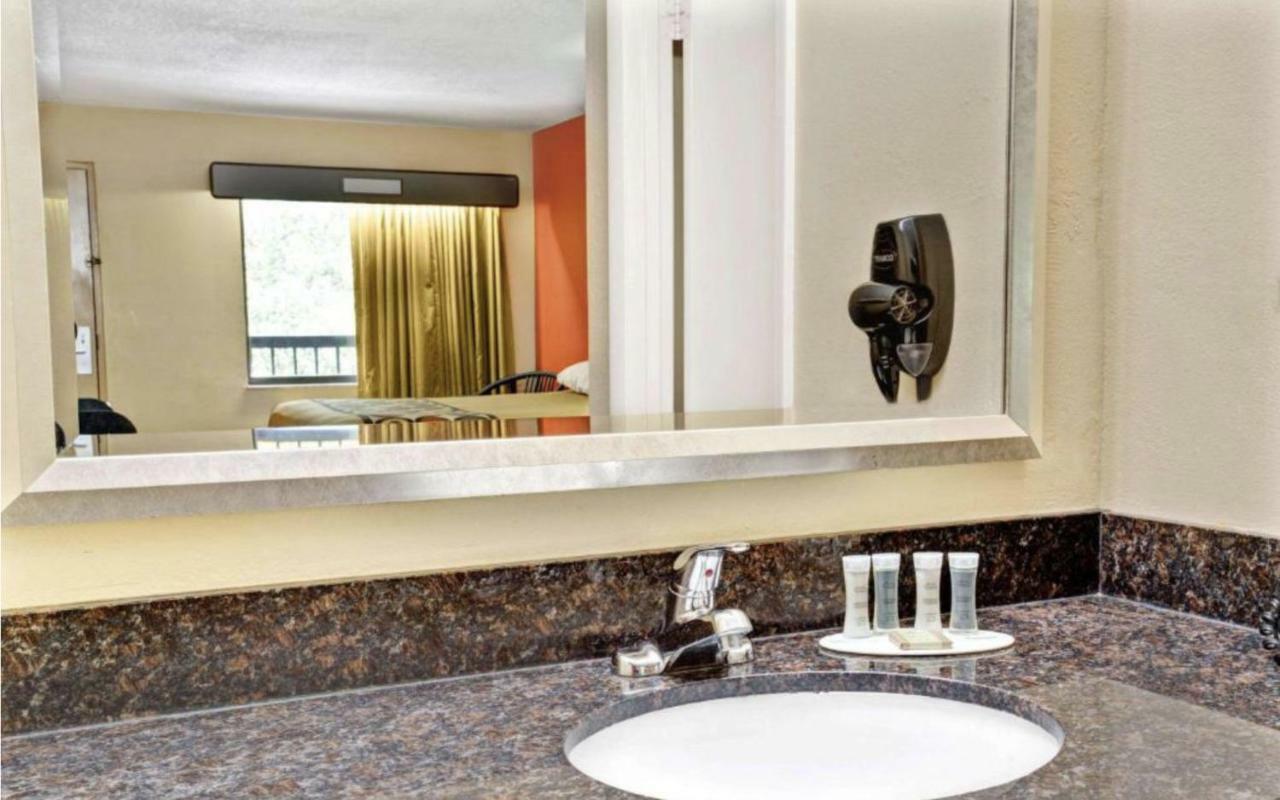 Super 8 By Wyndham Kissimmee/Maingate/Orlando Area Hotel Селабрейшън Екстериор снимка